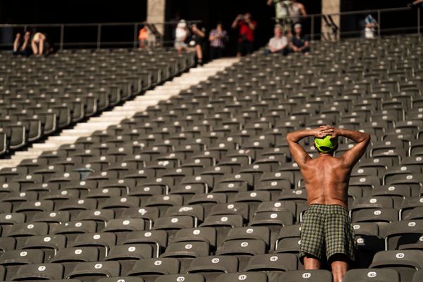 EIn Mann auf der Tribuene kann es nicht fassen: Ein Fehlstart nach dem anderem im 200m Finale der Maenner waehrend der deutschen Leichtathletik-Meisterschaften im Olympiastadion am 26.06.2022 in Berlin